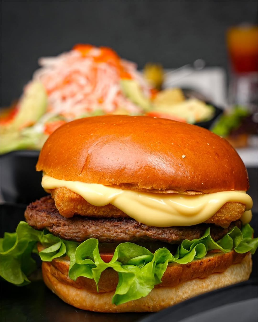 double the layers, double the flavor!😍#arabesque #foodiespot #burgerheaven #juicybites #cheeseb