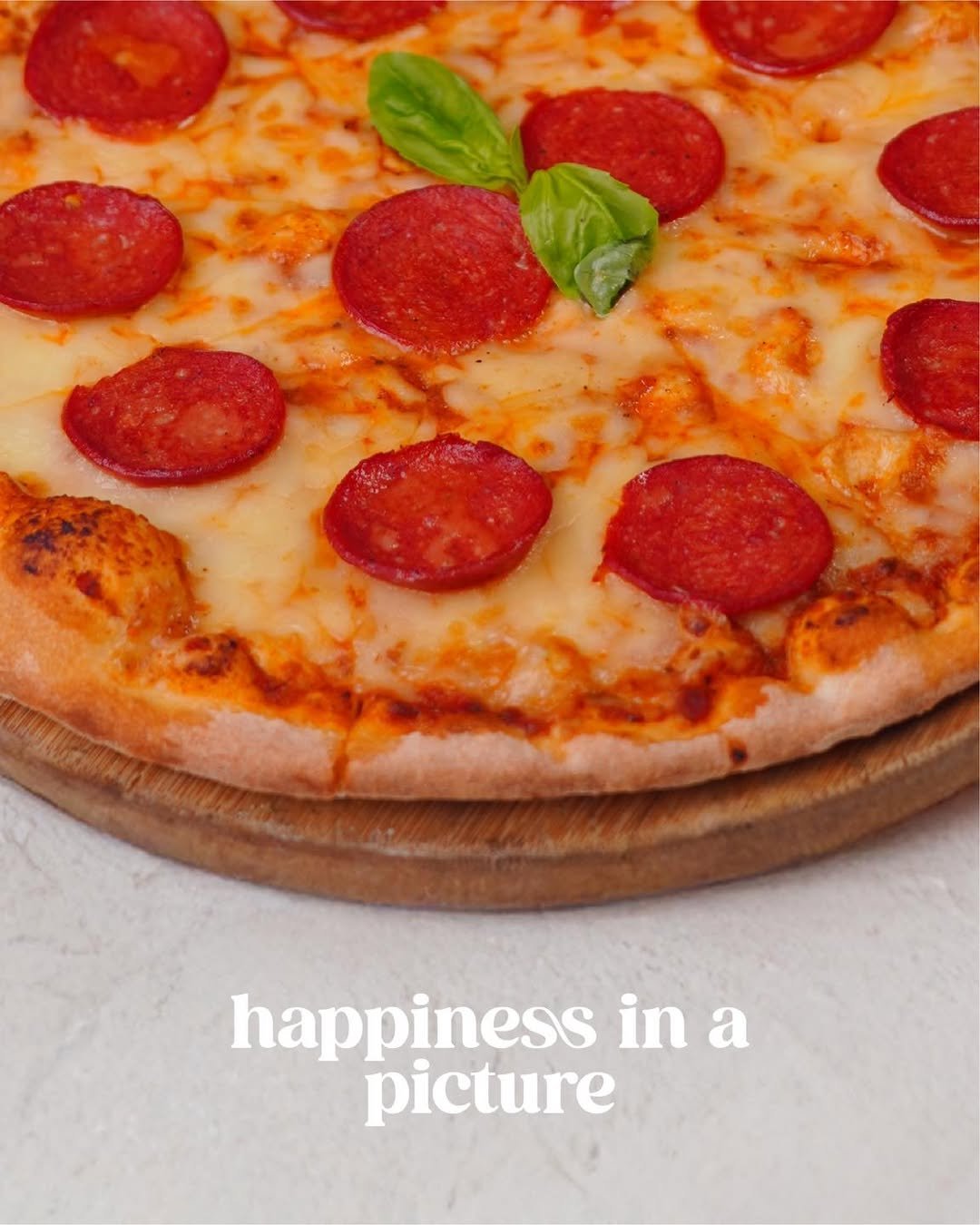 pepperoni pizza that speaks yourlanguage 😍👌#pizzanight #arabesquepizza #cheeselovers#thincrust