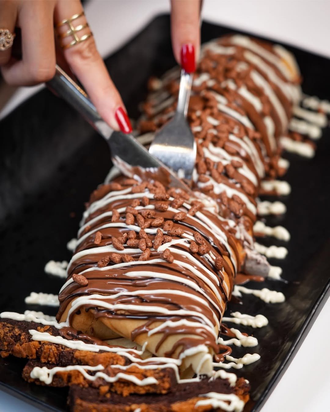 when dessert rolls in, everything else can wait. unroll happiness, slice by slice!💕#sweettoothf