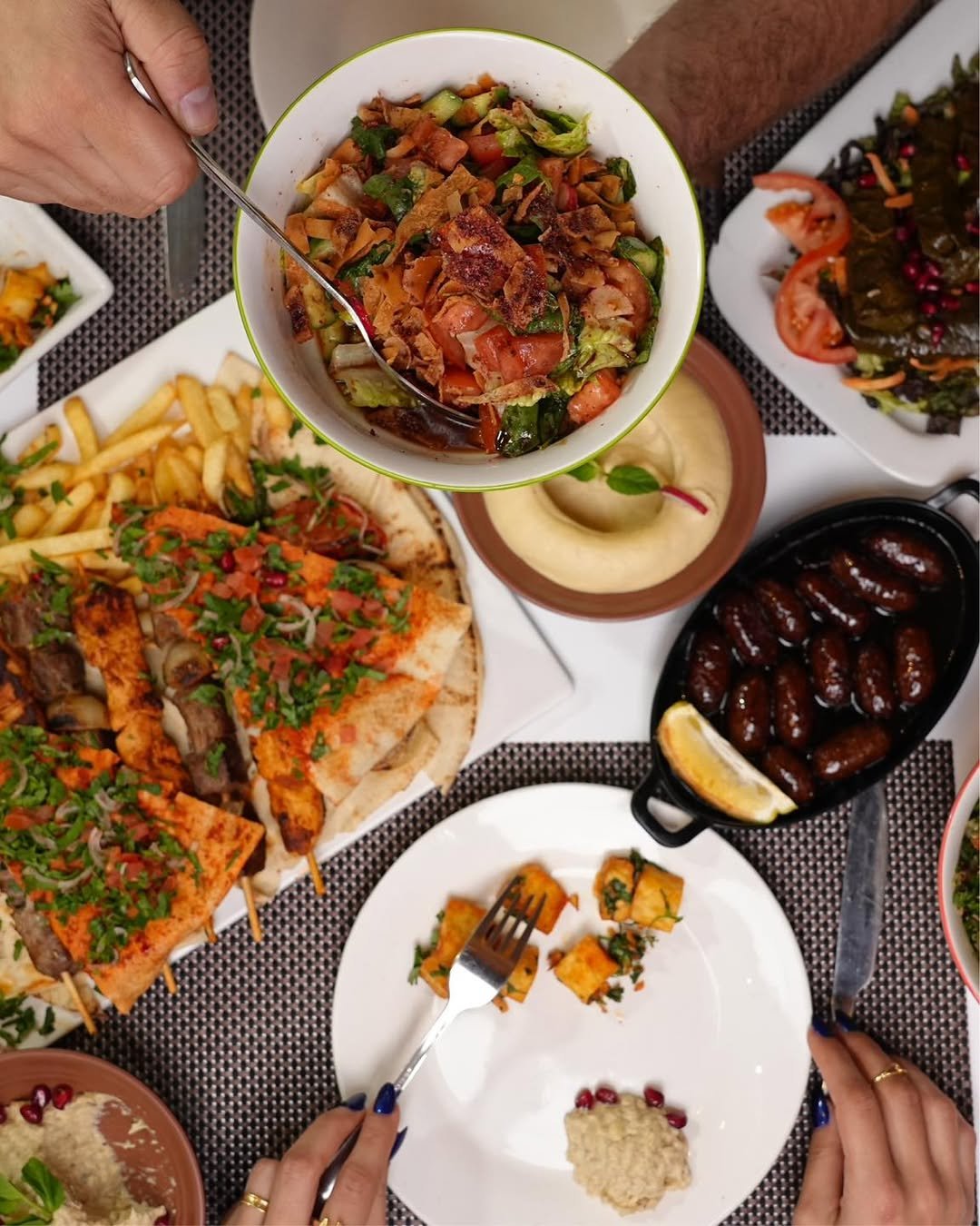 طعم ولا أروع!😍#grillmasters #lebanesegrill #friesontheside #foodphotography #tastybites #meatlo